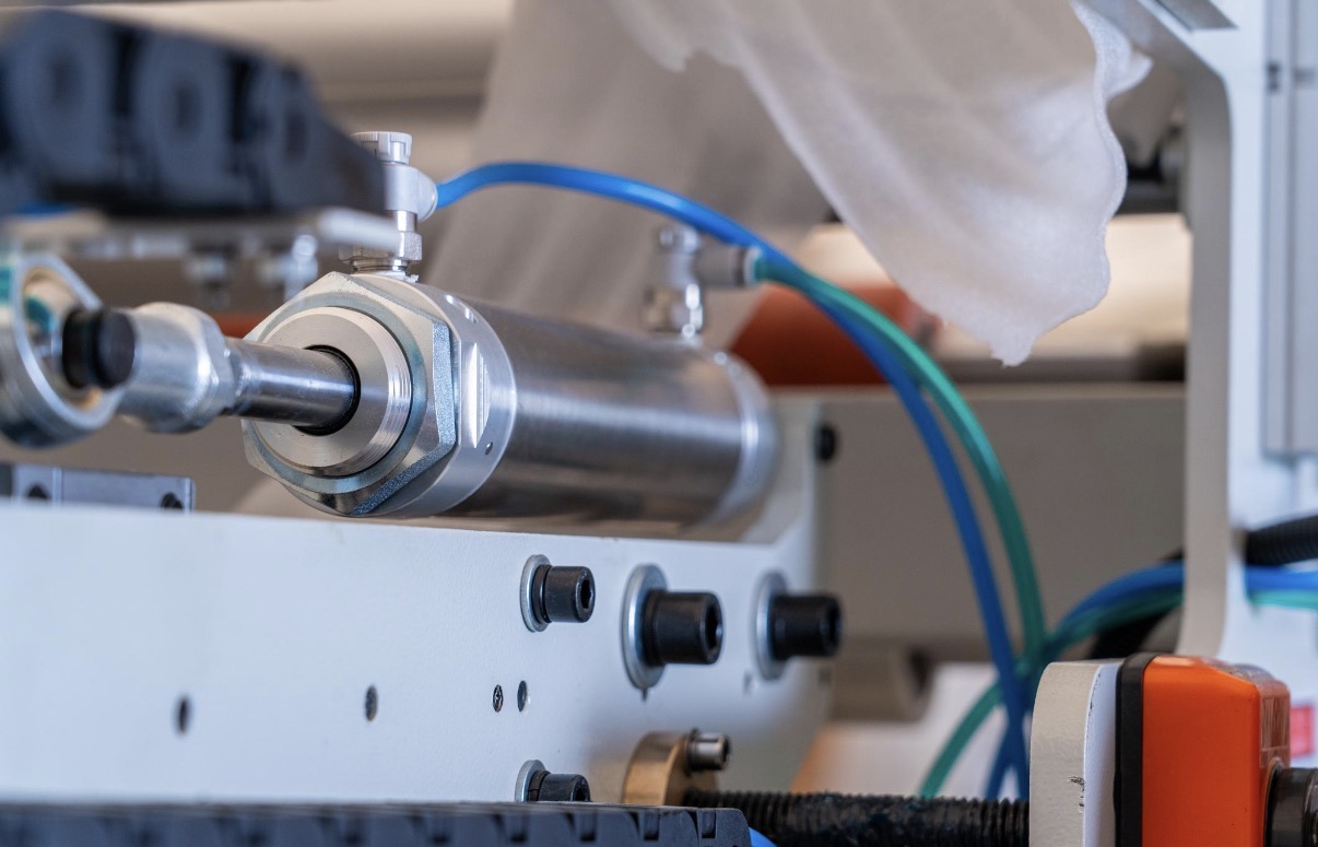 Pneumatic cylinder in an automated production machine